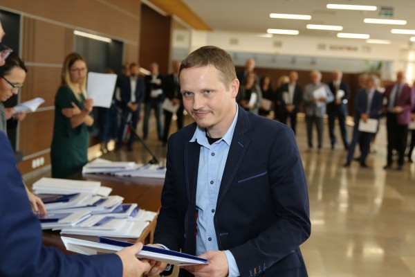 Wręczenie nagród JM Rektora UMK w fouer Auli UMK (26.09.2019) [fot. Anna Bielawiec-Osińska]